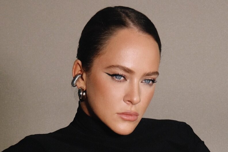     Получившая условный срок Аглая Тарасова показала фигуру в полупрозрачном платье-бюстье