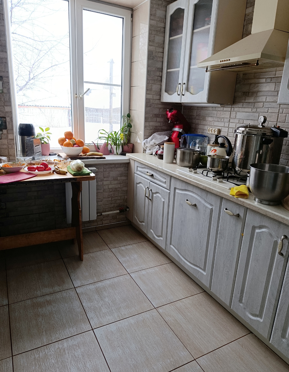 Вот так обычно выглядит моя кухня, заставлено всë, что можно, все шкафчики забиты, даже подоконник идëт вход. Наша семья переросла эту кухню. Моя мечта переделать её в техническое помещение, но не судьба. 