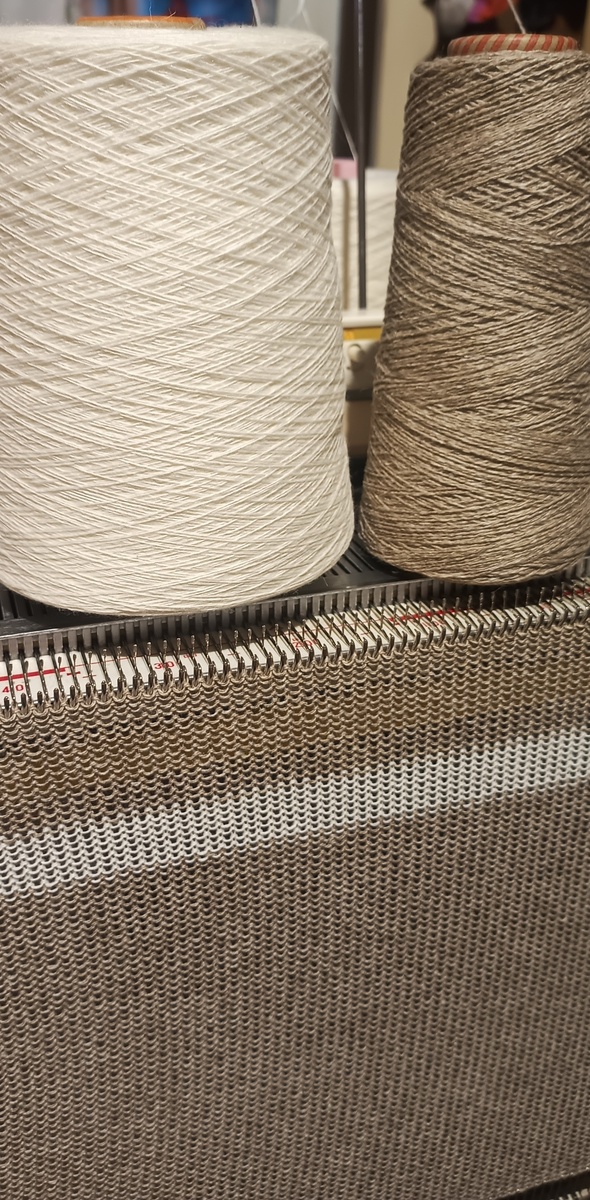 Фото Светлана Победа. ЗаЖизнь.  Процесс вязания на ручной вязальной машинке