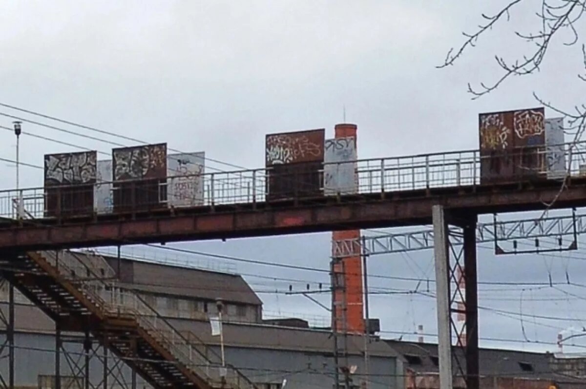    Пешеходный мост через пути у станции в Перми оказался бесхозным