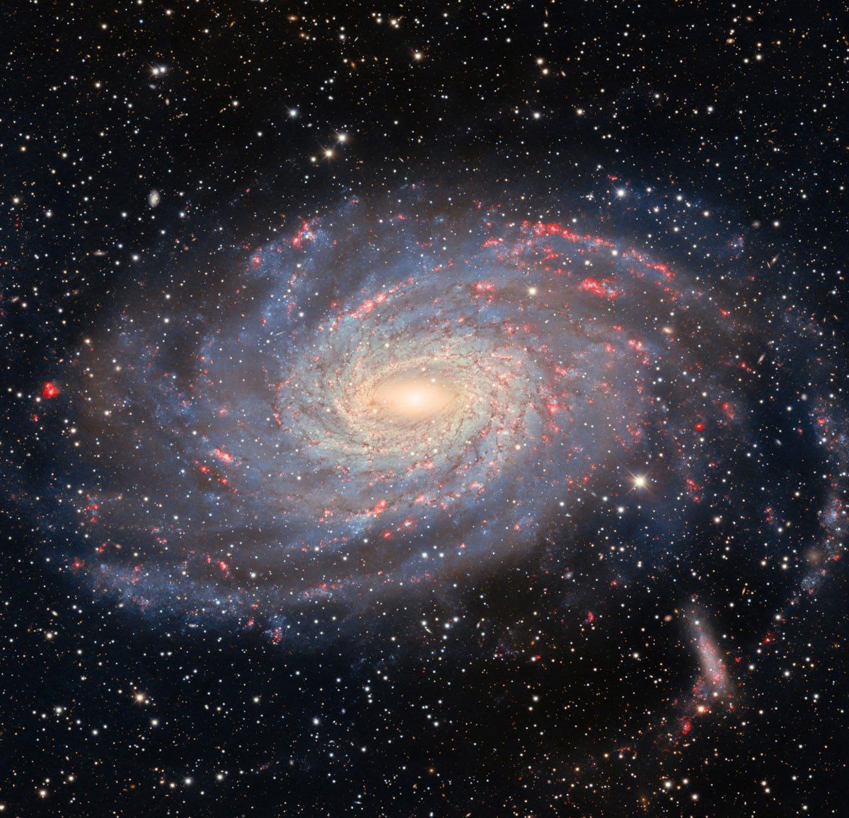 Спиральная галактика NGC 6744