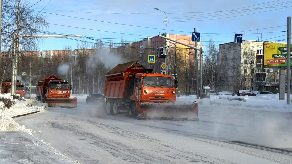    На время снегопадов в Сургуте увеличили вдвое количество техники на дорогах