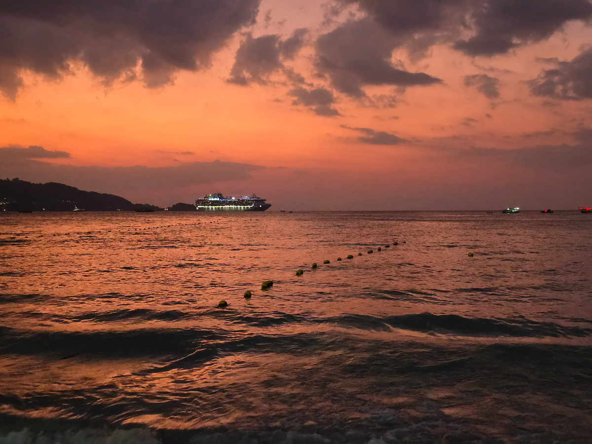 Закаты невероятные, и камера всю мощь не передает