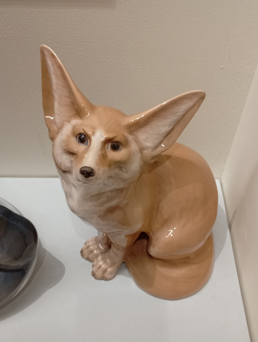 Лисичка фенек из музейной коллекции Царского Села недоумевает: "отдайте сына" - это как? Фото мое.