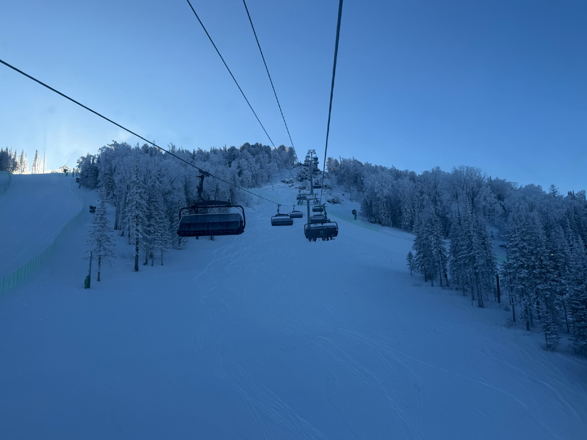 Солнышко еще за горой) Подъемник "Восход". Здесь открываются самые красивые виды на горы и отличные трассы! Мой любимый сектор для катания. Здесь красные трассы не сложные, в отличии от красной Катуни, которая по мне так черная :))  