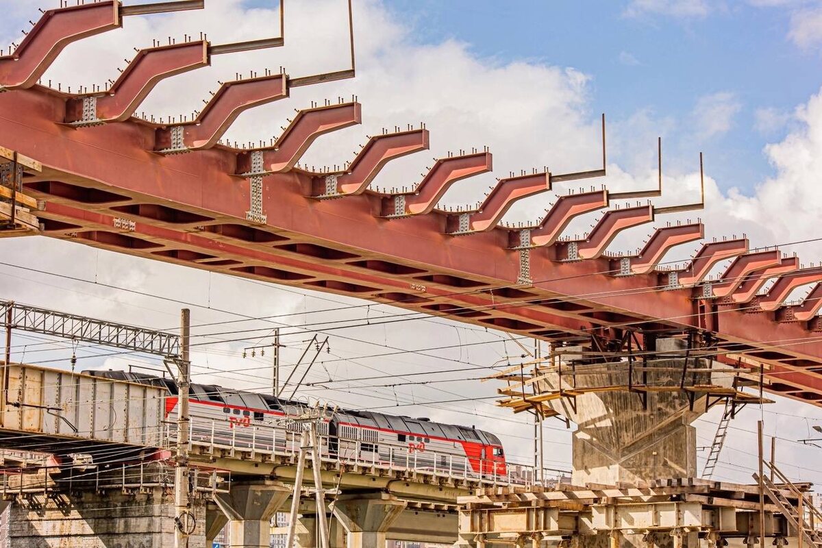 Поставка металлопроката для строительства трамвайной линии «Купчино — Шушары — Славянка» использовалась в возведении пролетных строений трех мостов и в обустройстве котлованов для размещения инженерных коммуникаций. Источник: «Северсталь» (телеграм).