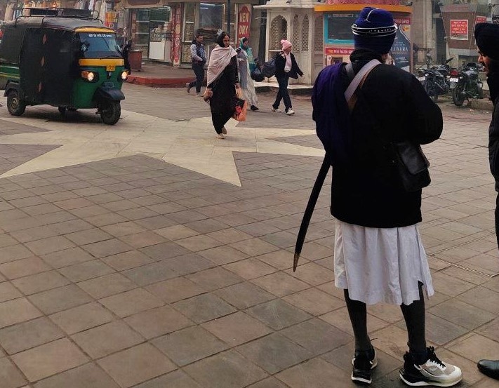 Пенджабские мужики настолько суровы, что гуляют по городу с мечом