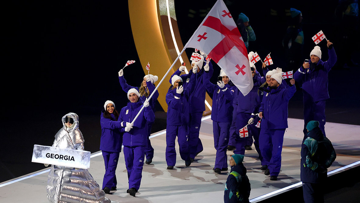   Диана Дэвис с флагом Грузии на открытии Олимпийских игр-2026. Getty Images