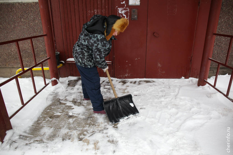    Дворники сегодня выходят на территории по несколько раз.
