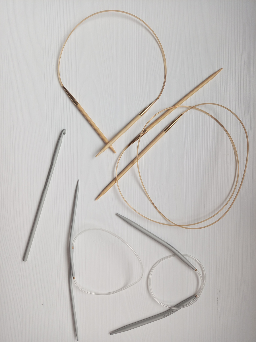 Сверху спицы Tulip, внизу спицы и крючек Pony