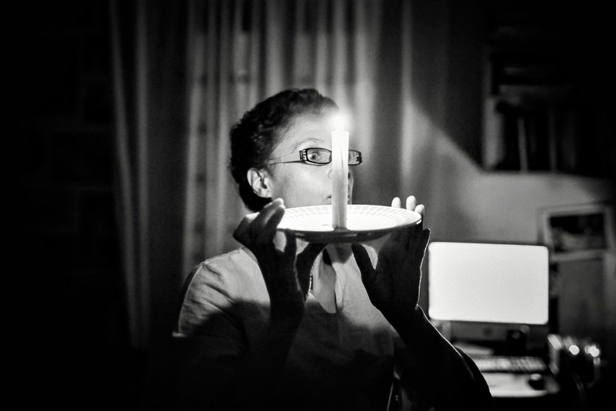 В мире выдумок, теорий заговора и эмоциональных манипуляций у нас остаётся один старый, но мощный фонарик. Он светит тускло, но никогда не гаснет