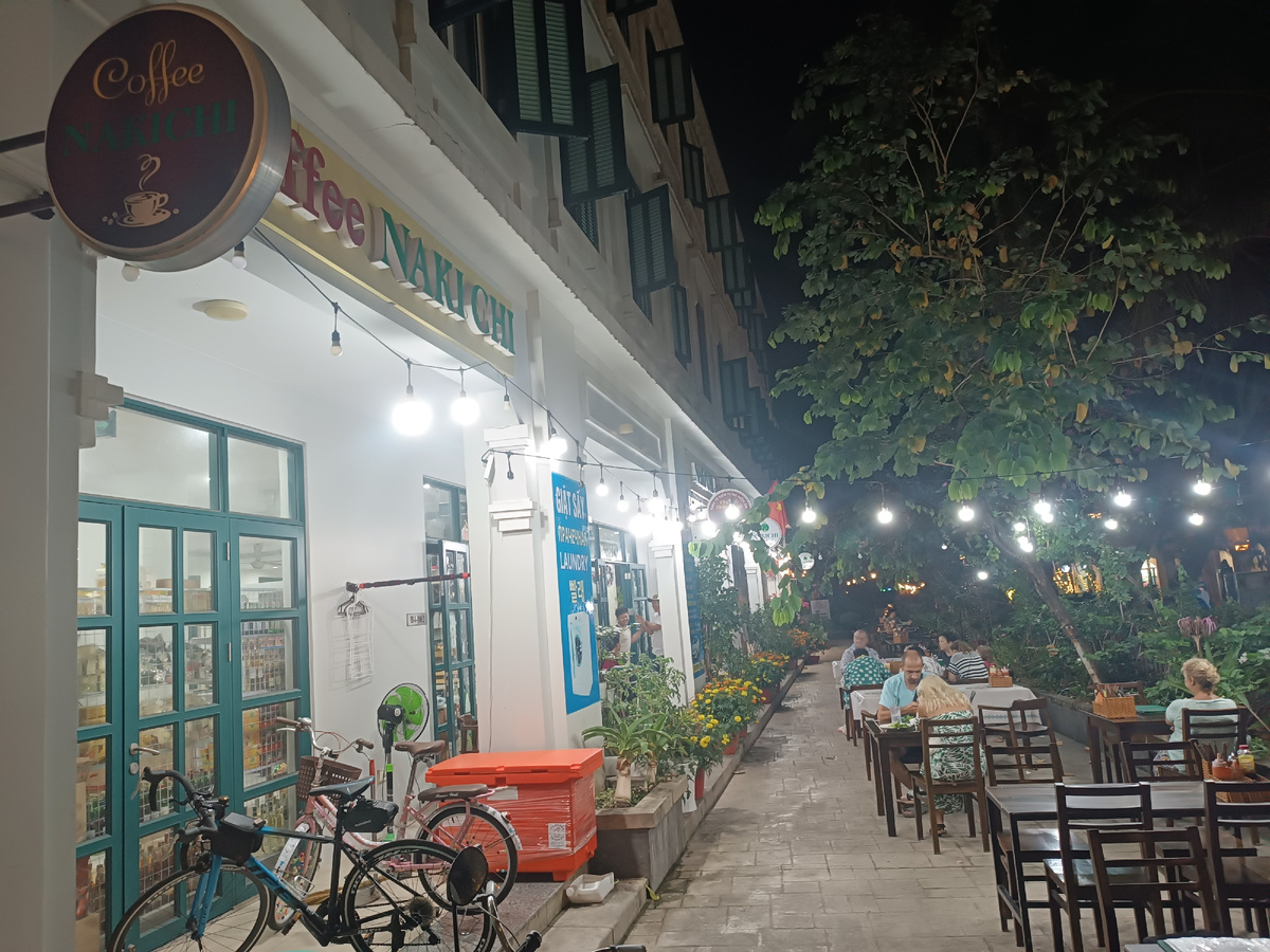 Столы ресторана Nakichi на улице