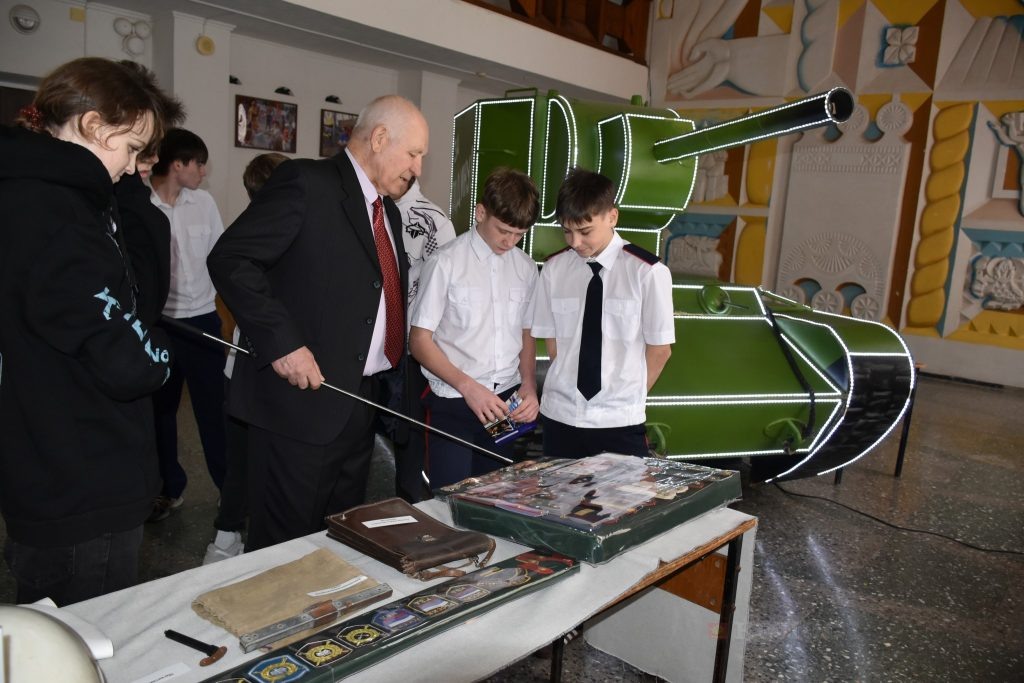      Ветеран МВД Сергей Медведев провел для ребят экскурсию по истории Министерства внутренних дел России Светлана Кишинько