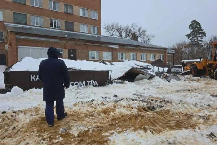 Козырёк больницы обрушился в Котовске. Обложка © Прокуратура Тамбовской области