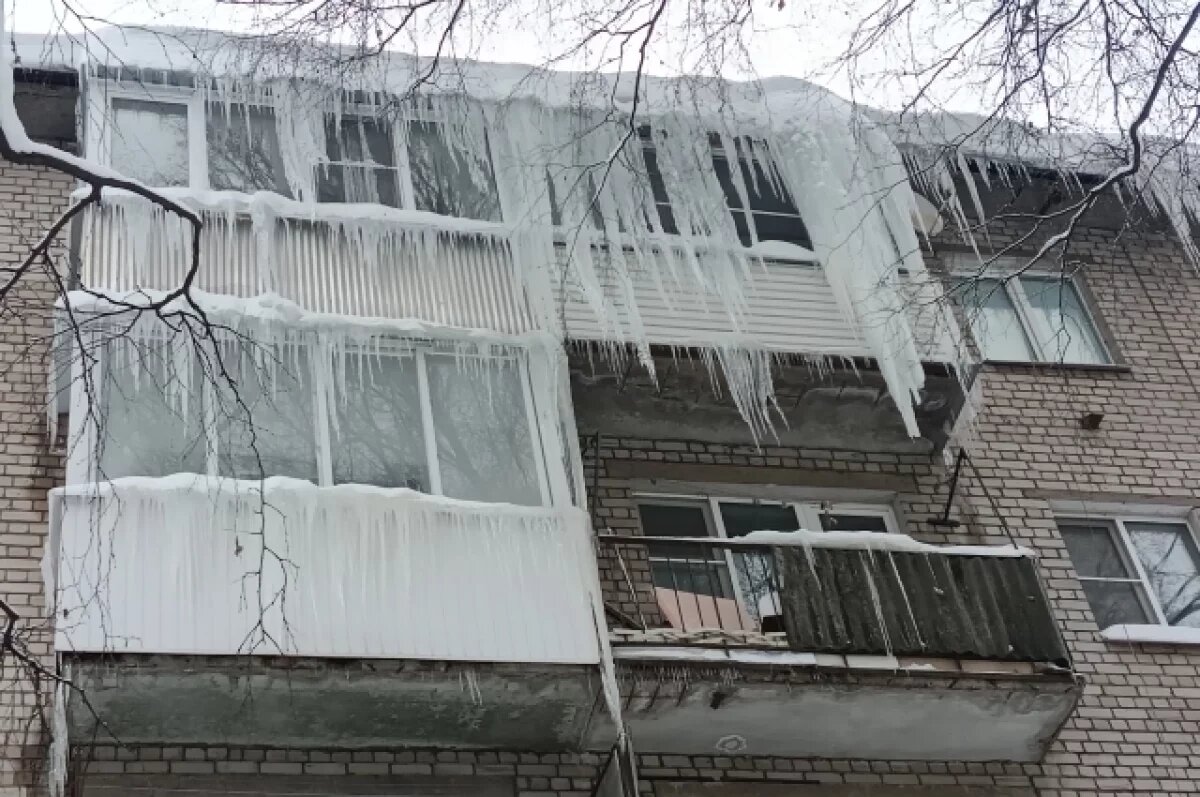    Жители сообщают об огромных ледяных «сталактитах» на крыше дома в Твери