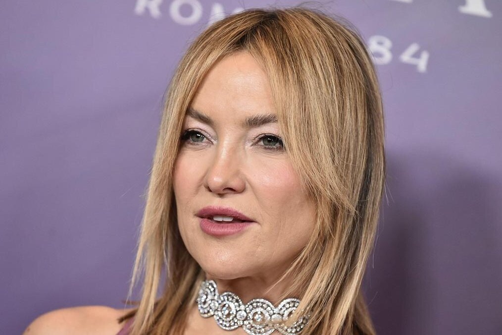     Кейт Хадсон в шелковом платье с глубоким декольте появилась на премии в Лос-Анджелесе