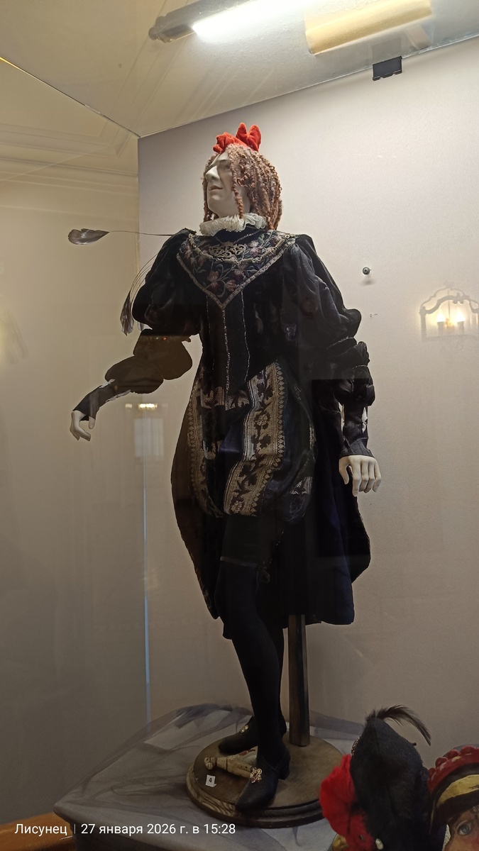 Фото Автора. Черная курица министр.