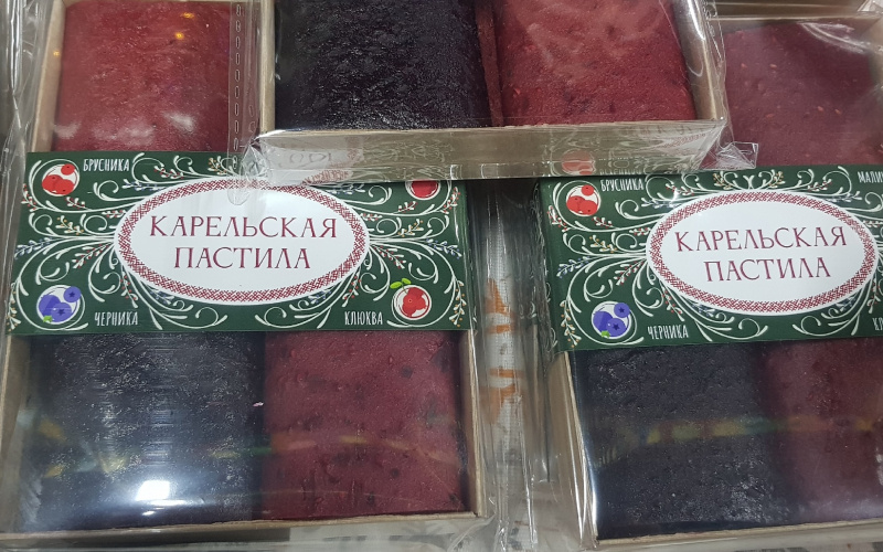    Чипсами из водорослей угощаются туристы в Карелиикадр из фильма о сборщиках водорослей