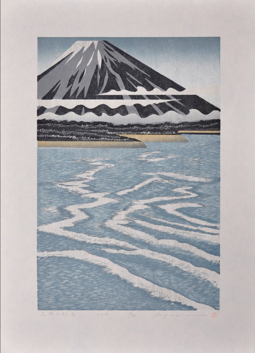 Рэй Моримура (森村玲, р. 1948). Сосновое поле в Михо, 2013. Речь идет о знаменитой сосновой роще Михо-но-Мацубара. Это культовое место с видом на гору Фудзи, которое веками вдохновляло японских художников.