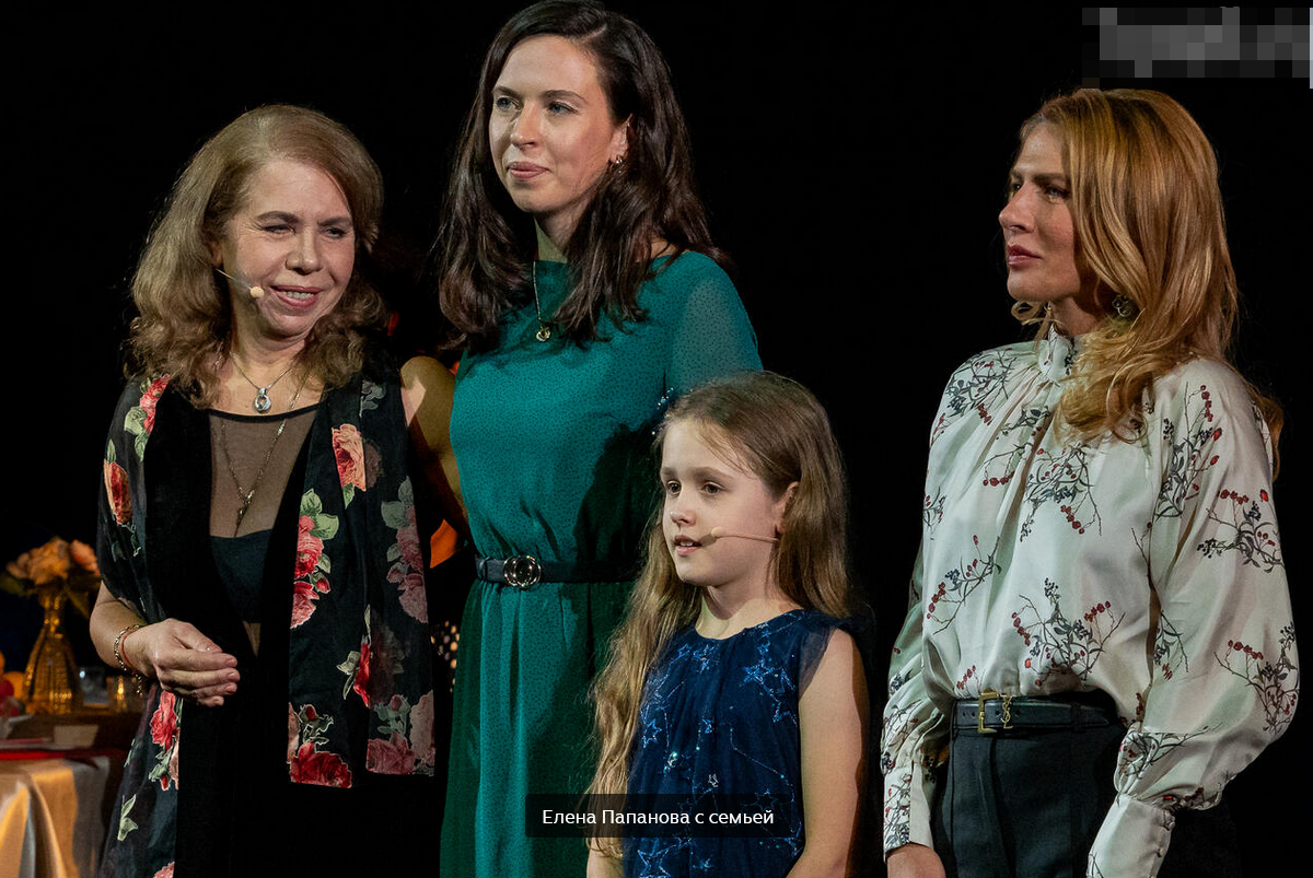 Елена Папанова с семьей
