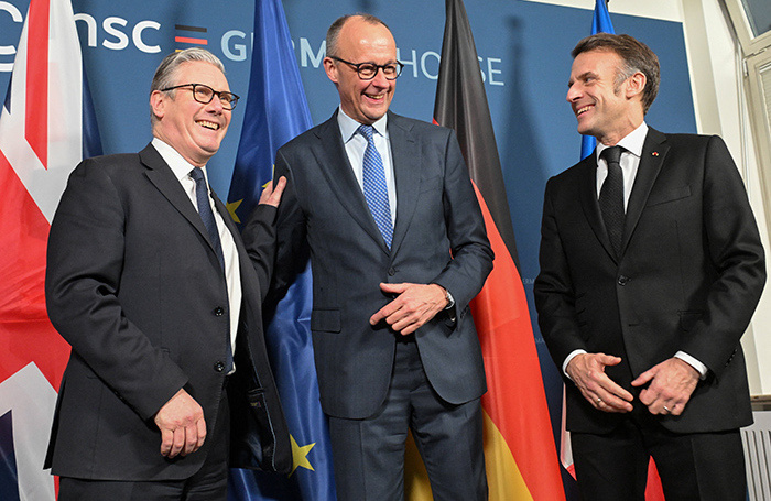    Кир Стармер, Фридрих Мерц и Эммануэль Макрон.Thomas Kienzle/REUTERS