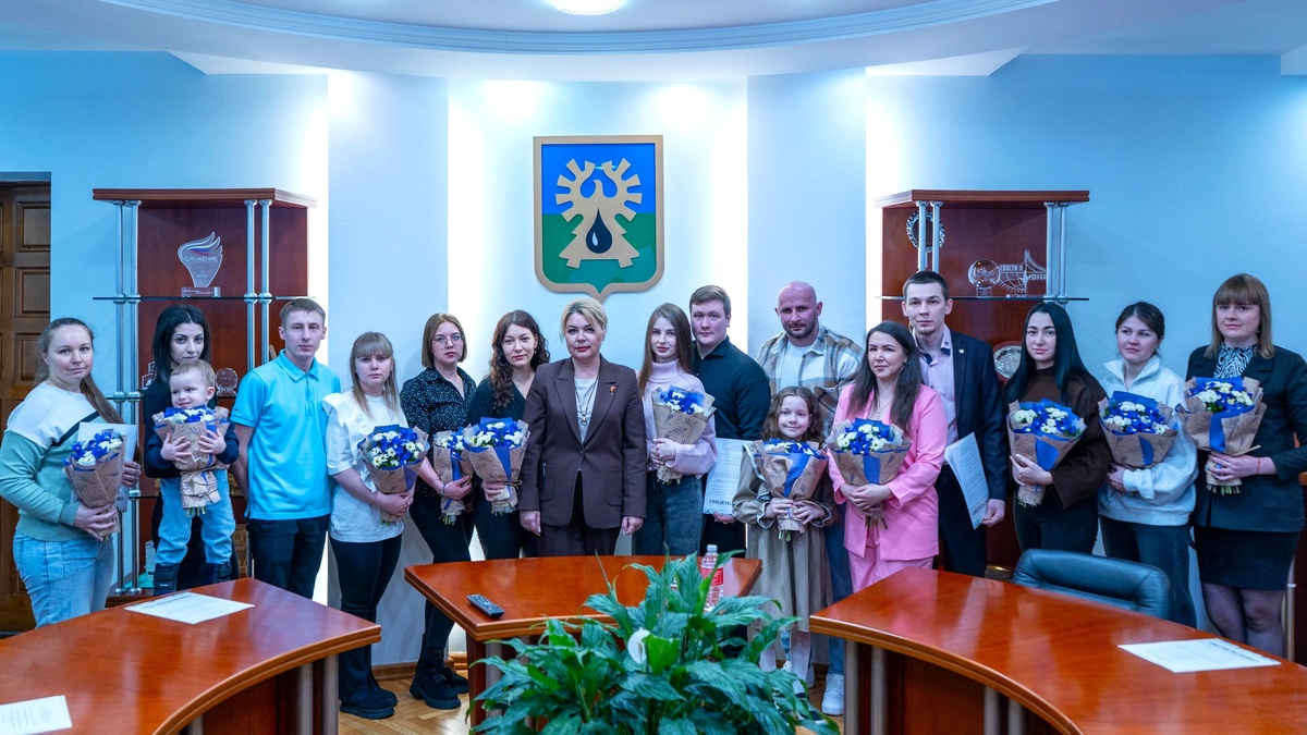    Молодые семьи Урая получили выплату на покупку жилья или строительство дома