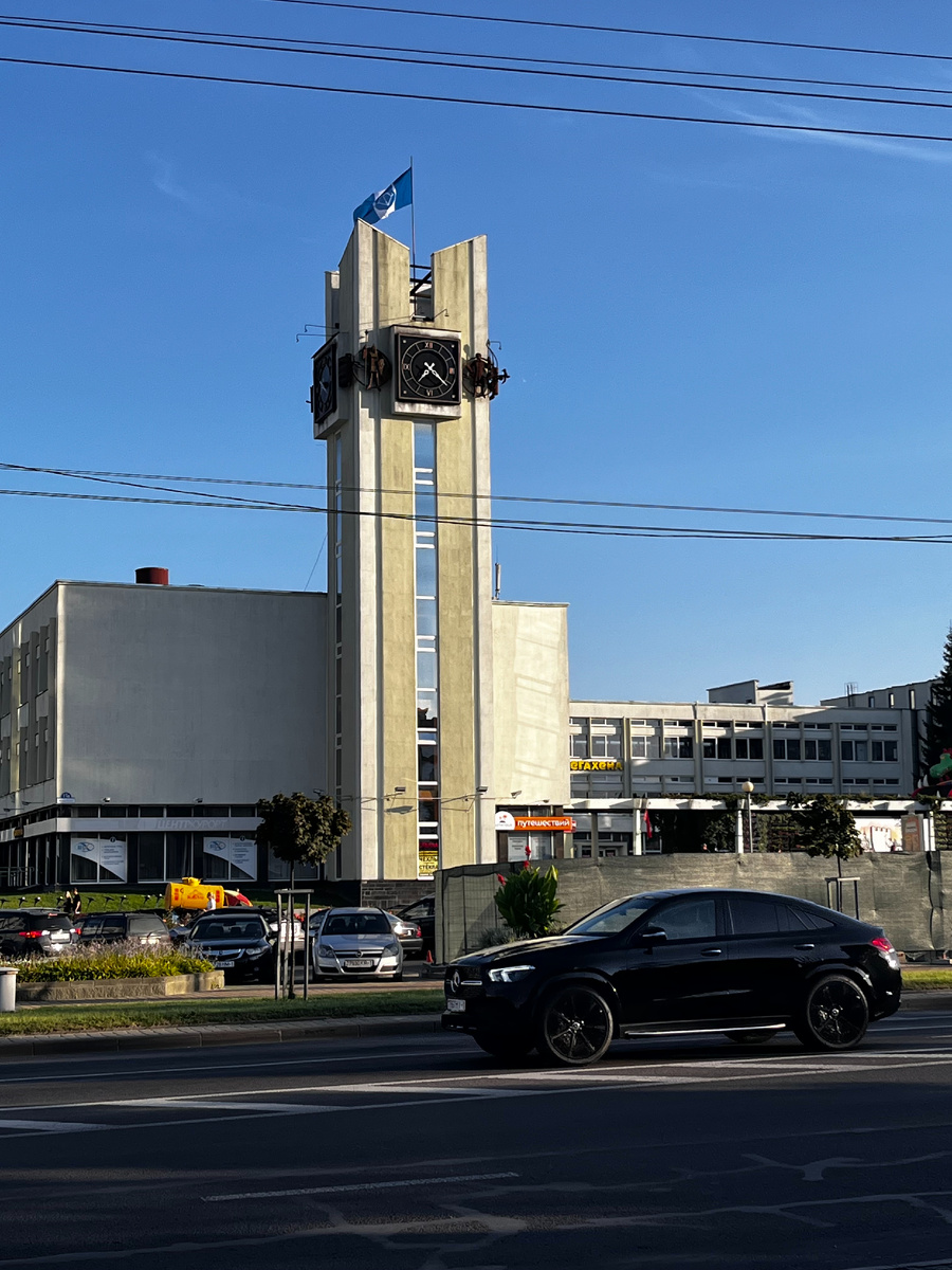 Часовая башня в Бресте, рядом с ЦУМом на проспекте Машерова, Брест, Беларусь