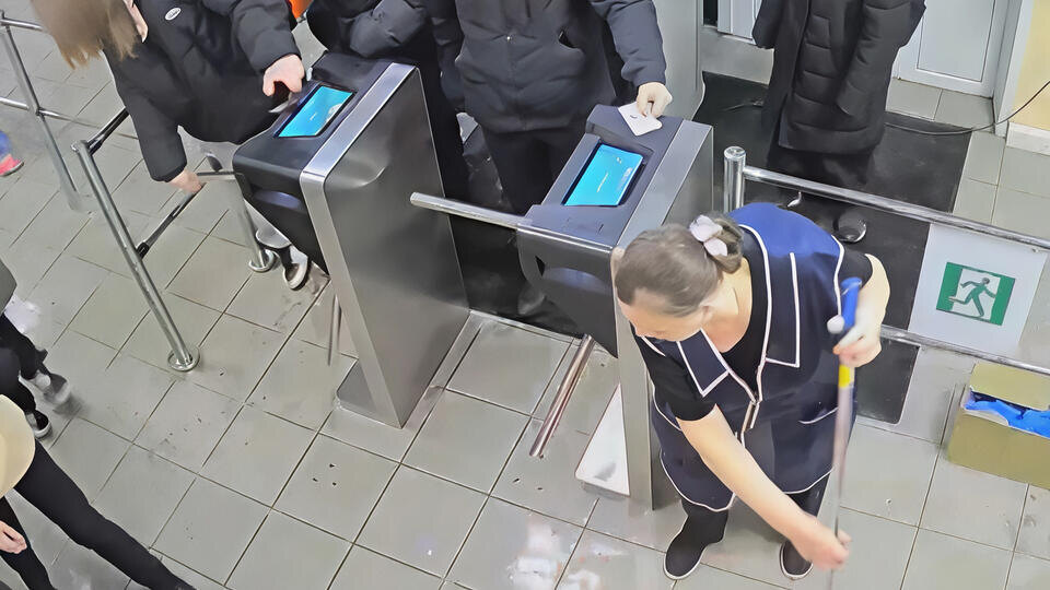 Школьница, получившая удар током от турникета, находится в больнице