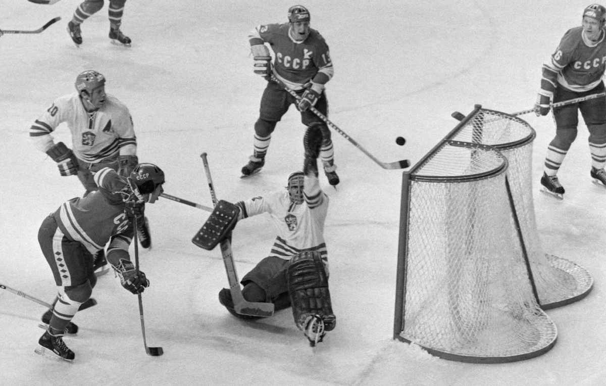    Валерий Харламов (слева на первом плане), Борис Михайлов (в центре на втором плане) и Владимир Петров (справа на втором плане)  Валерий Зуфаров, Вячеслав Ун Да-Син/ТАСС