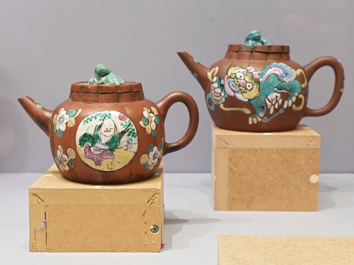    Экспонаты выставки "Керамика Исина в собраниях Петербурга и Москвы. XVII – вторая половина XX века" в Государственном Эрмитаже | © Фото : Государственный Эрмитаж / Станислав Марченко