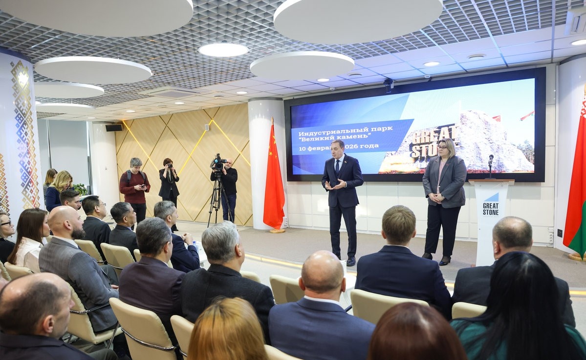 Николай Снопков представляет коллективу Татьяну Харлап