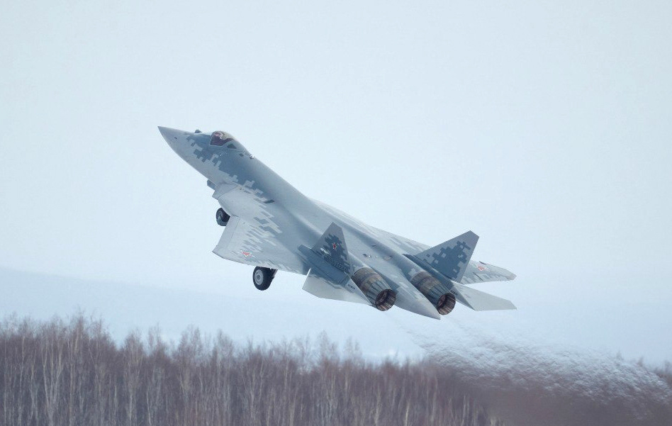 Кадры с полетом одного из переданных ВКС России Су-57. / Источник фото: Яндекс.Картинки