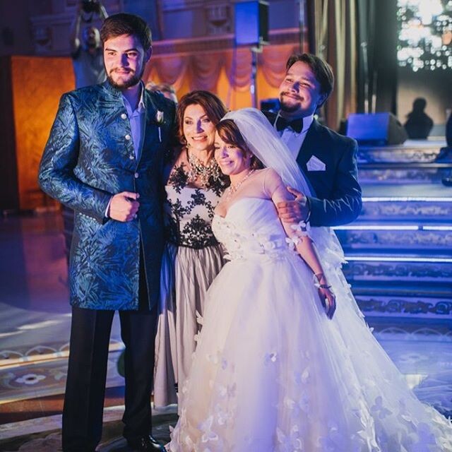 Ксения Сябитова с первым мужем, мамой и братом.