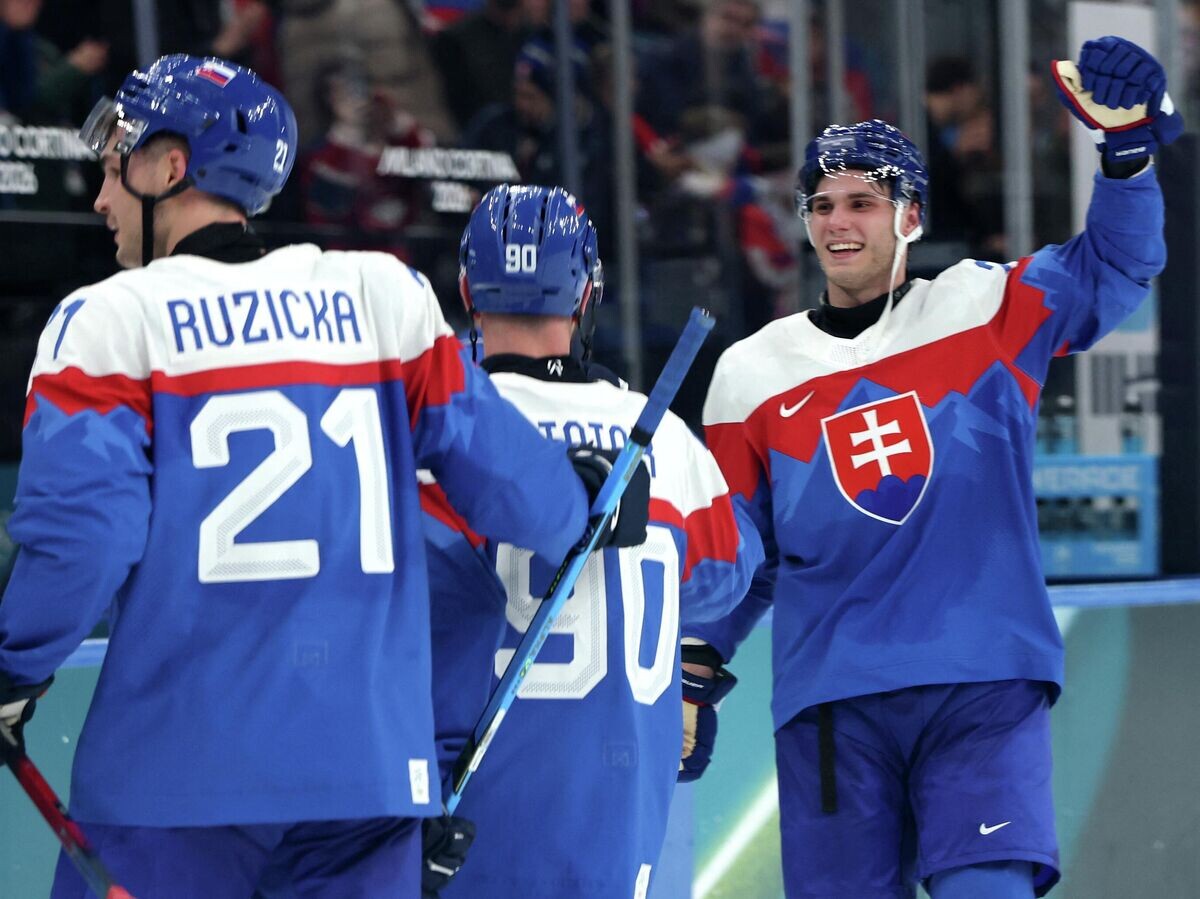    Хоккеисты сборной Словакии Адам Ружичка (21) и Юрай Слафковски на Олимпиаде-2026 | © REUTERS / Mike Segar