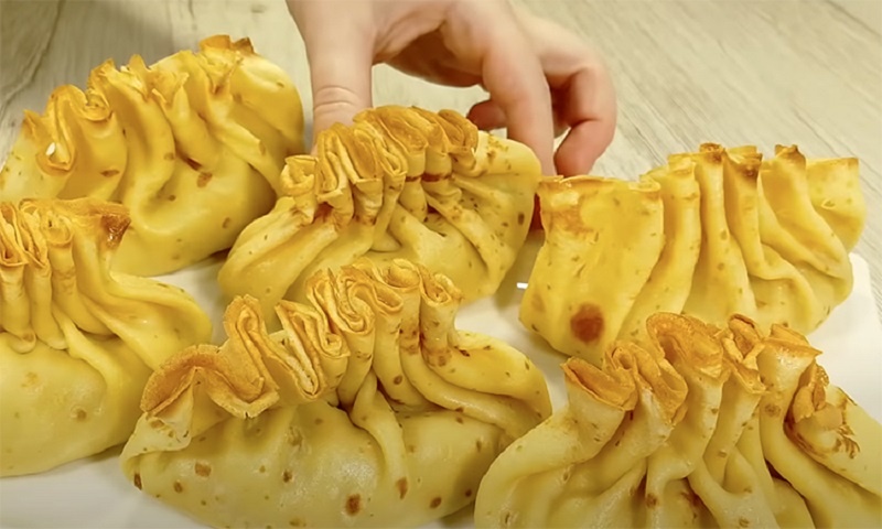 Блинчики-мешочки с картофелем и секретной намазкой: домашний рецепт с непривычным вкусом