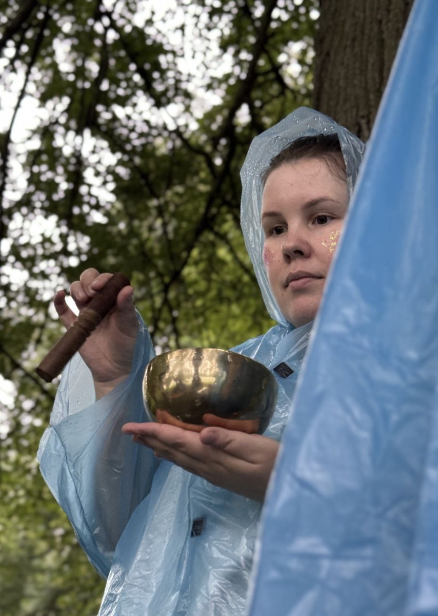 Использование поющей чаши на Арт-пикнике
