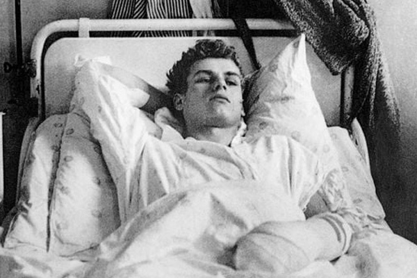 19-летний Вольфганг Энгельс в больнице после побега. Фото в свободном доступе. 