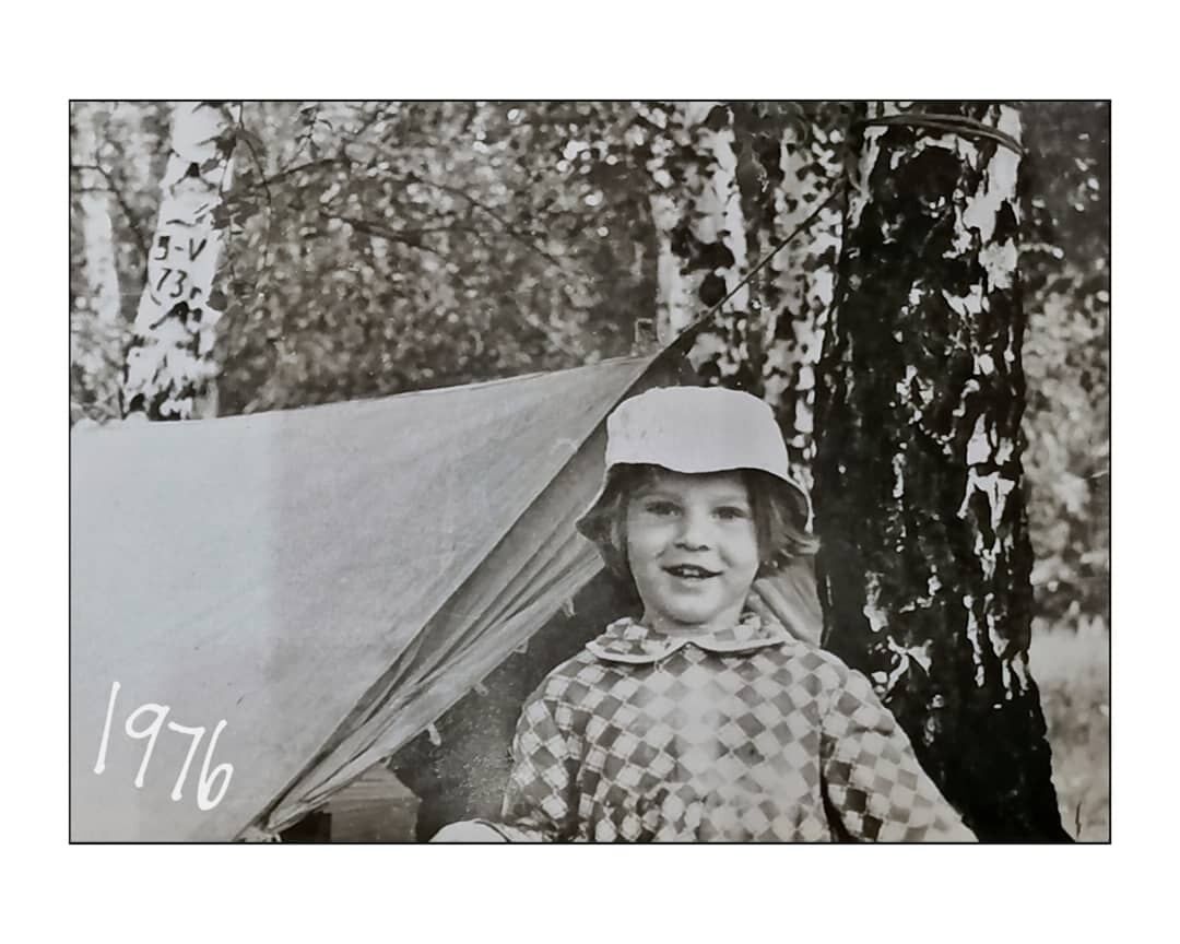 Это Я за несколько месяцев до смерти бабушки. "Ильинка". Да, я была очень жизнерадостным ребёнком!