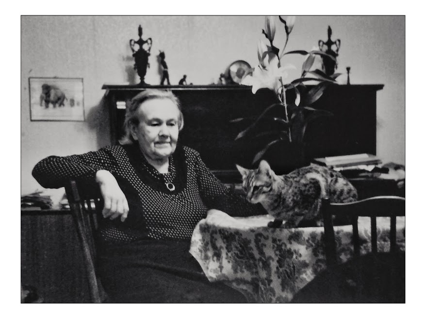 Моя тётя Майя (Майка) со своим котом Барсиком у себя дома. 2012 год. Фото моего исполнения.