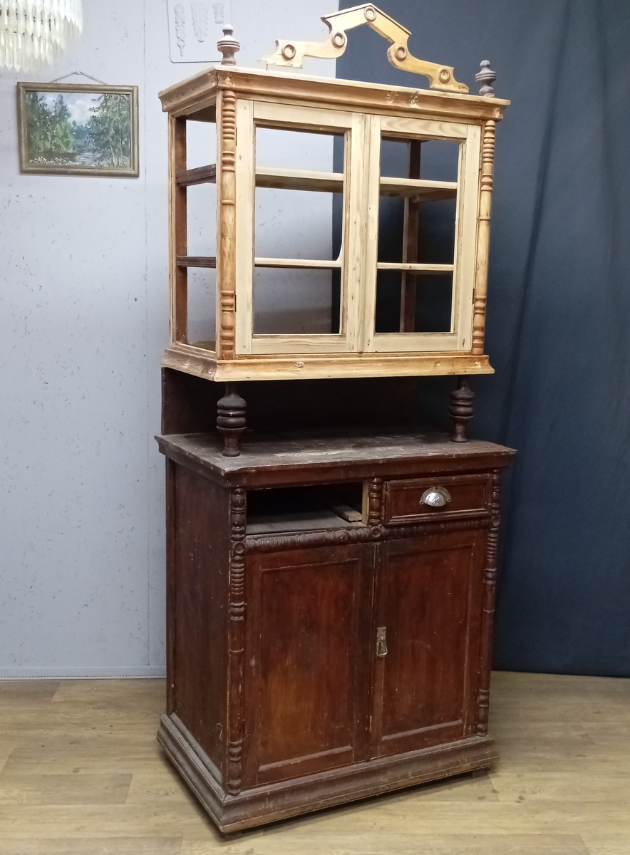 Буфет в работе: расчищенный верх, отсутствует один ящик, низ еще только предстоит расчистить