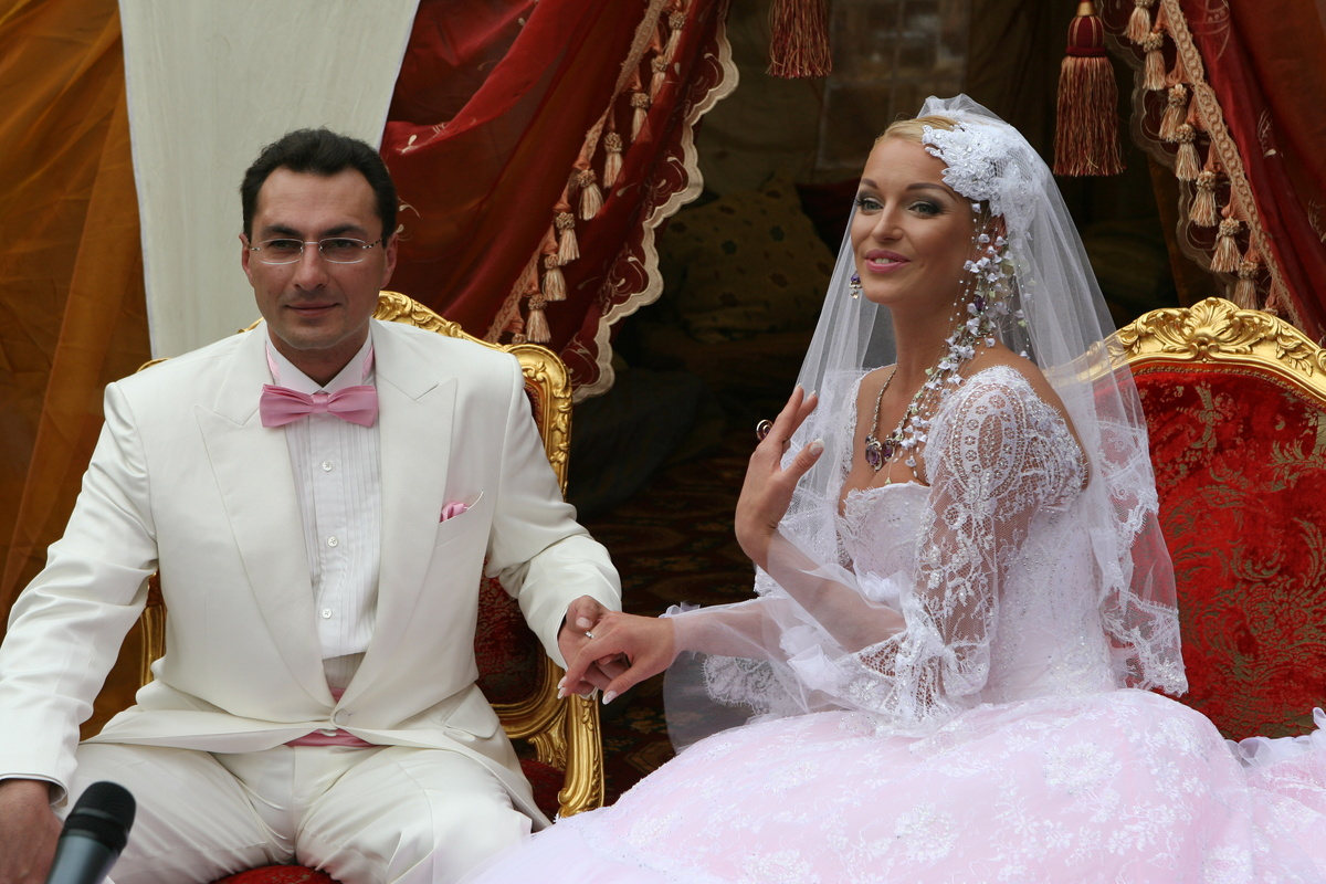 В 2007 году Волочкова сыграла пышную свадьбу с бизнесменом Игорем Вдовиным. Однако позже выяснилось, что их брак не был официально зарегистрирован.