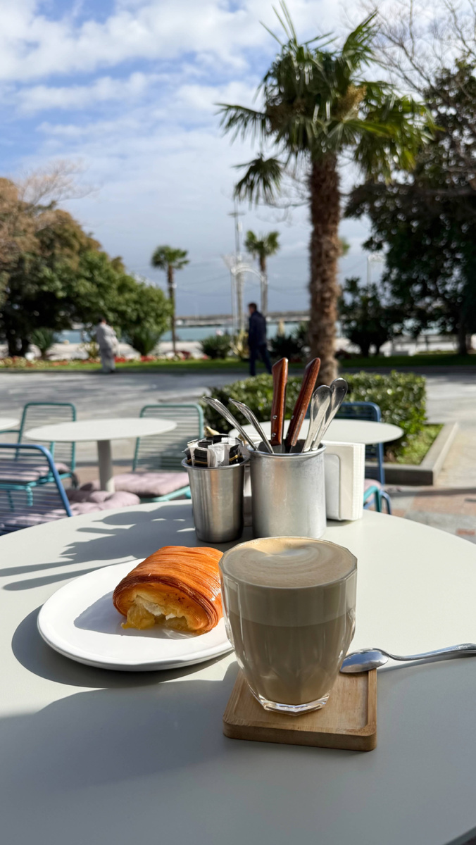 И вкусы тоже разные... Это вот завтрак на набережной Ялты в середине октября