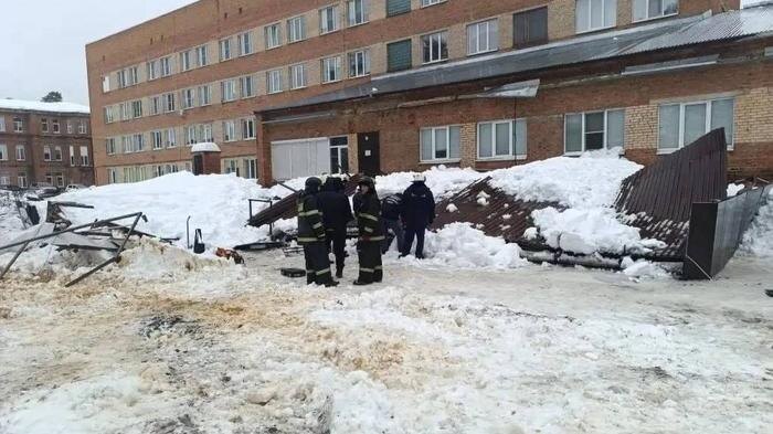 Козырёк больницы обрушился в Котовске. Обложка © ГУ МЧС России по Тамбовской области