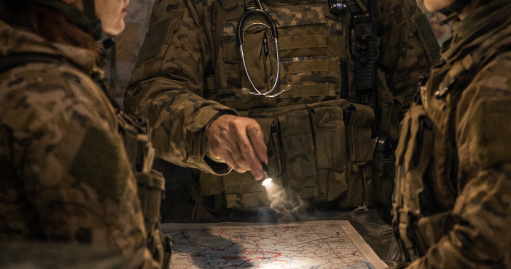 Док подошёл к медсёстрам, положил руку на плечо Вали, потом Лиры.– Девчата… – он, кажется, собрался сказать что-то еще, но горло сдавило