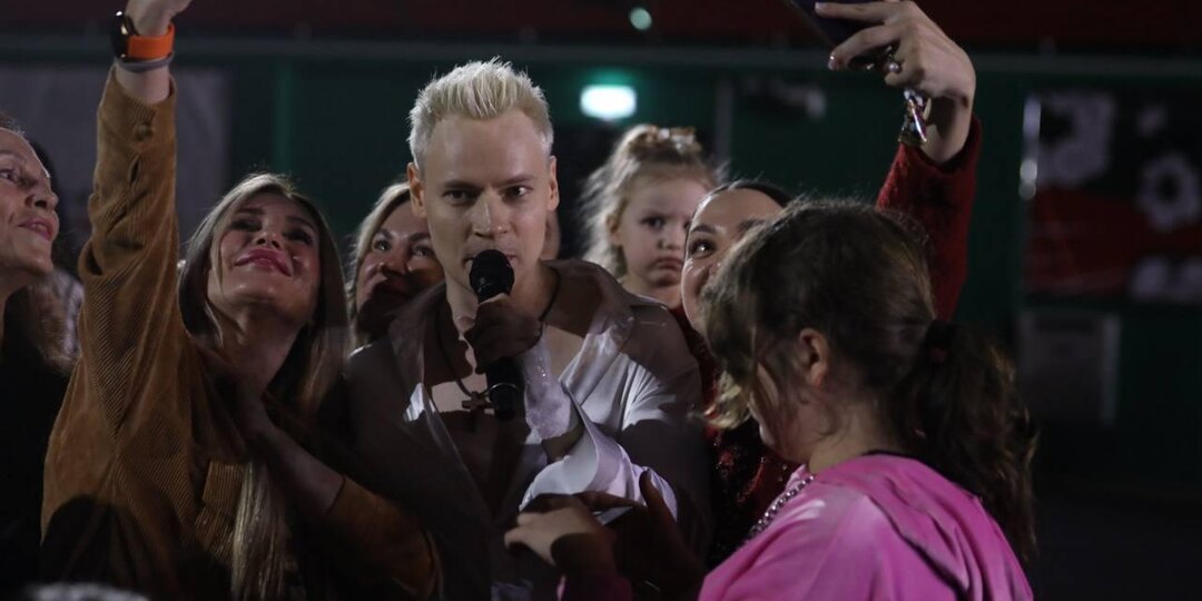 «Подмышкой и между ног неудобно». SHAMAN рассказал, зачем сует микрофон в штаны во время концерта в Новосибирске