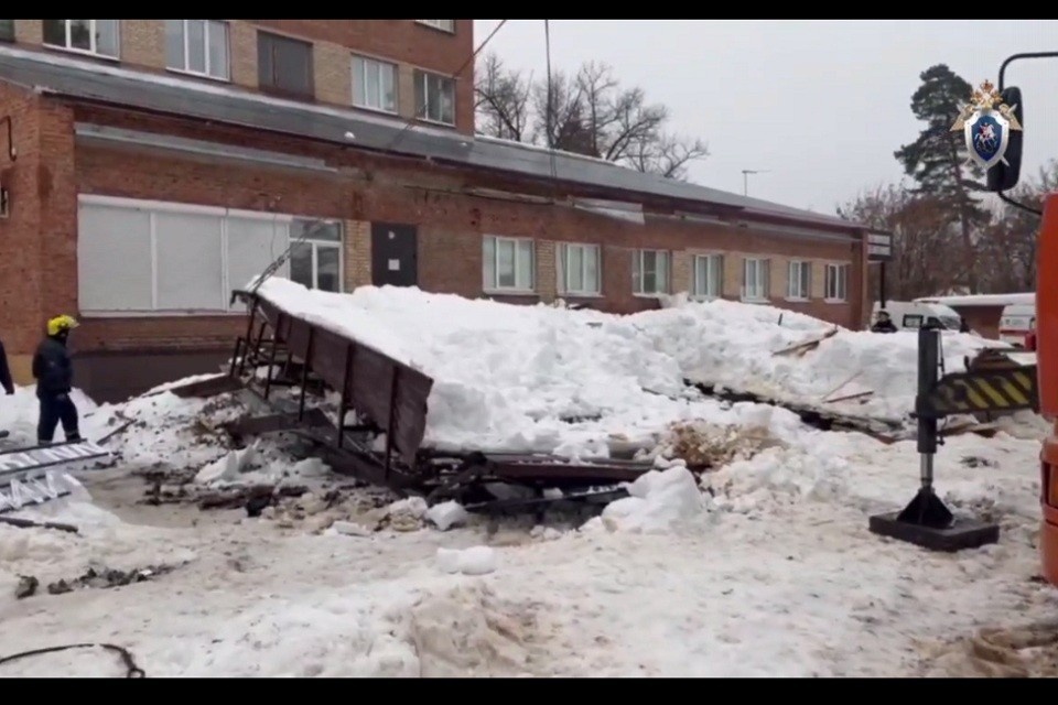    Видео с места обрушения козырька больницы в Тамбовской области показал СК Кадр видео