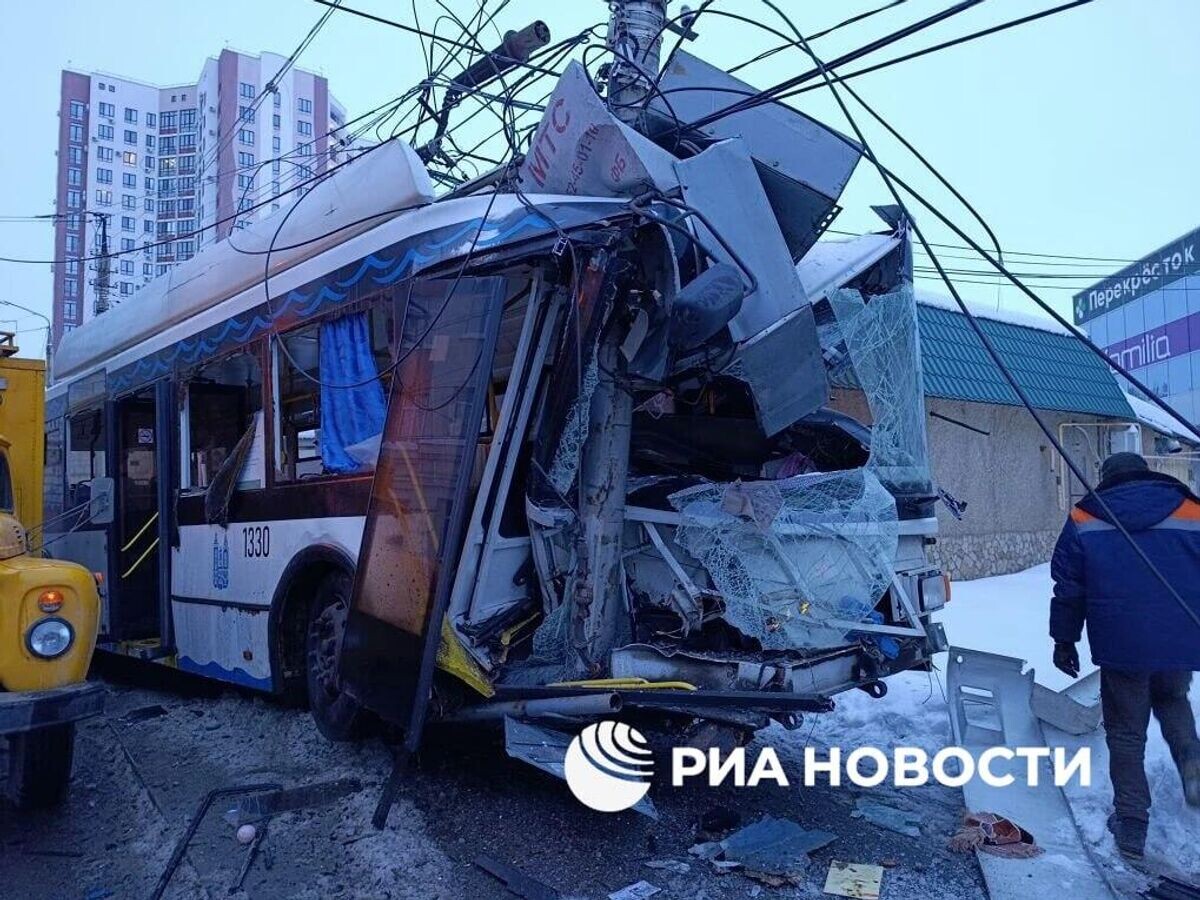    Последствия ДТП с участием троллейбуса в Энгельсе | © Фото : РИА Новости