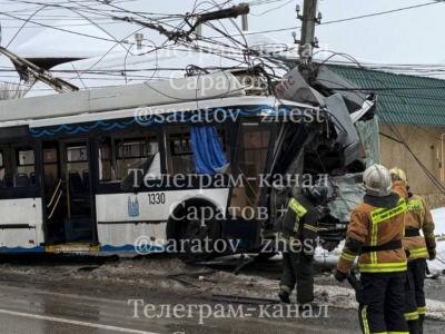 В центре Энгельса в ДТП разбился троллейбус с пассажирами