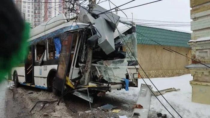 Последствия ДТП в Энгельсе. Обложка © Telegram / ЧП САРАТОВ