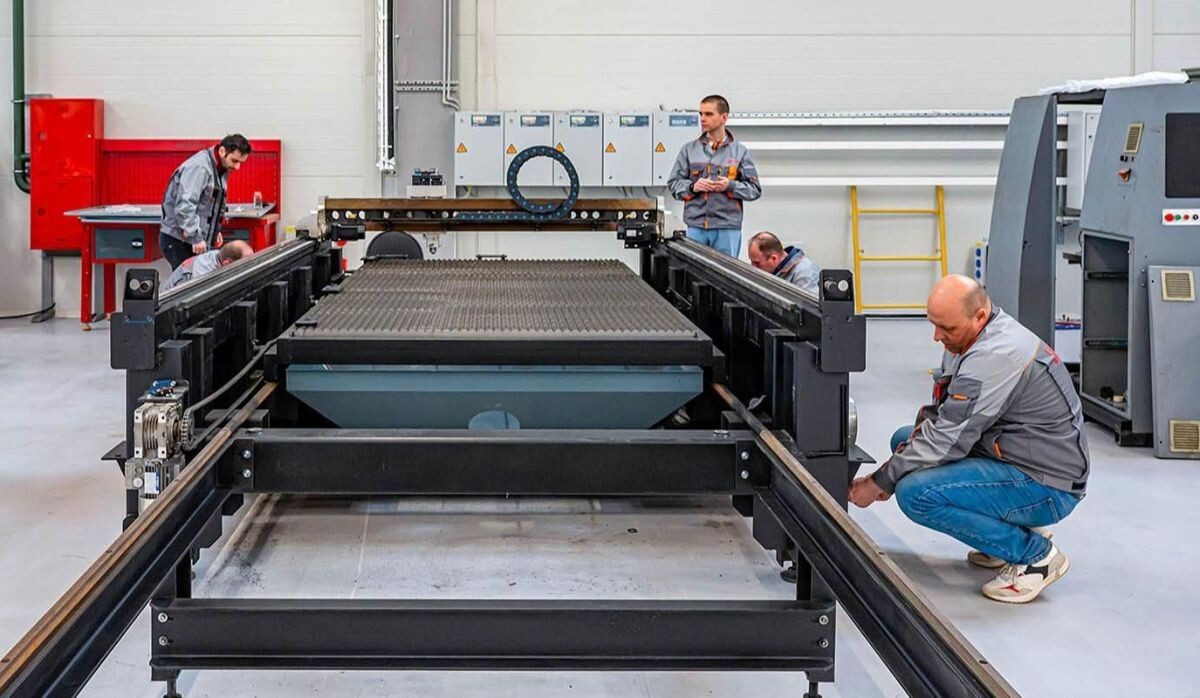     Сотрудники предприятия в обрабатывающем фрезерном центре с системой ЧПУ.. Источник: mos.ru Автор фото: В. Новикова